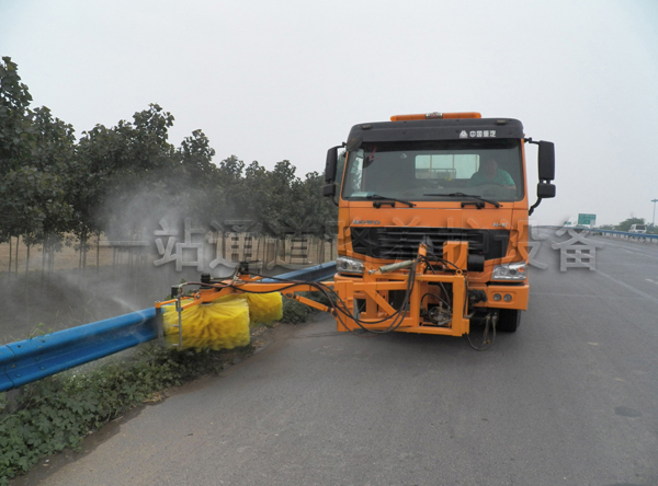 高速公路護(hù)欄清洗機(jī)